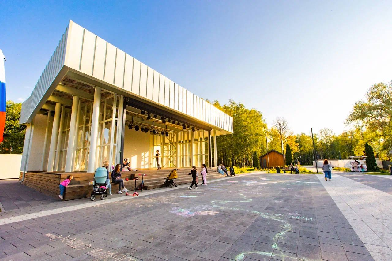 Современное лето в благоустроенном Центральном парке культуры и отдыха в Лобне: комфортная городская среда для всей семьи — фото 5