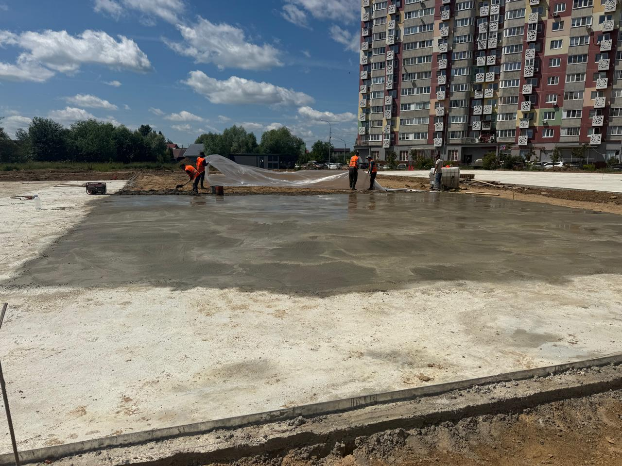 В Лобне продолжается благоустройство парка Защитников Москвы: реставрация монумента, новые спортивные зоны и современная инфраструктура — фото 1