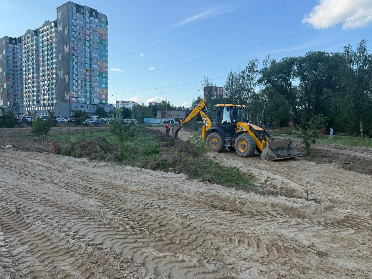 В Лобне продолжается благоустройство парка Защитников Москвы: реставрация монумента, новые спортивные зоны и современная инфраструктура — фото 3