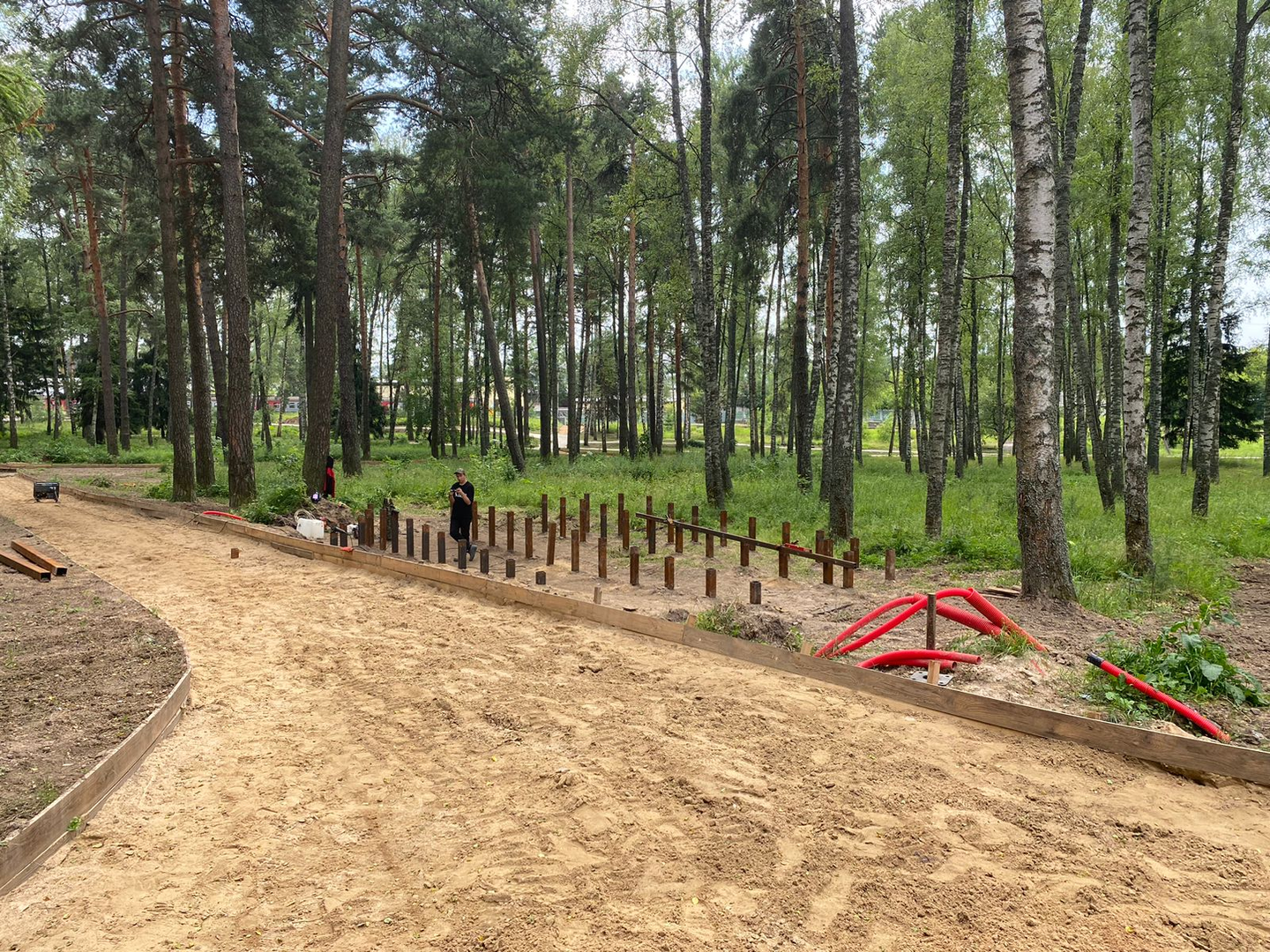 В Красноармейске продолжается благоустройство общественной территории «Банный лес» в рамках комплексного проекта по улучшению городской среды — фото 1