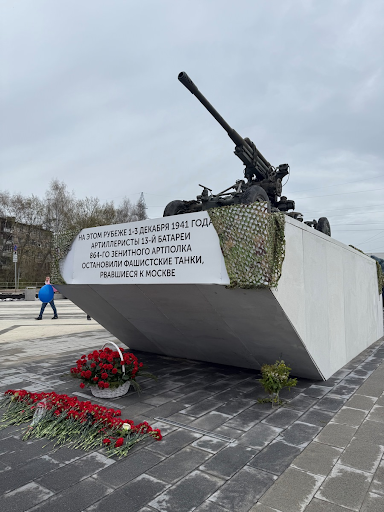 Связь поколений: в Лобне открыли обновленный мемориал «Зенитное орудие» — фото 1