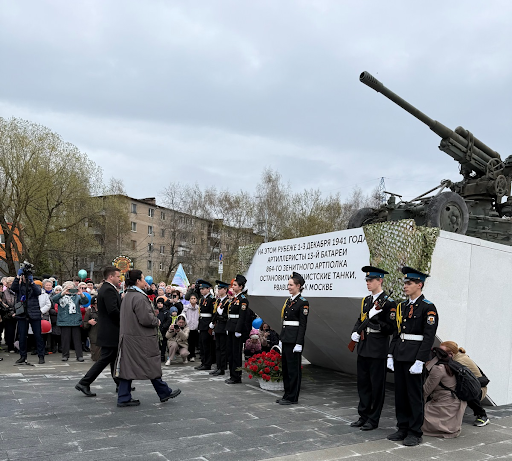 Связь поколений: в Лобне открыли обновленный мемориал «Зенитное орудие» — фото 2